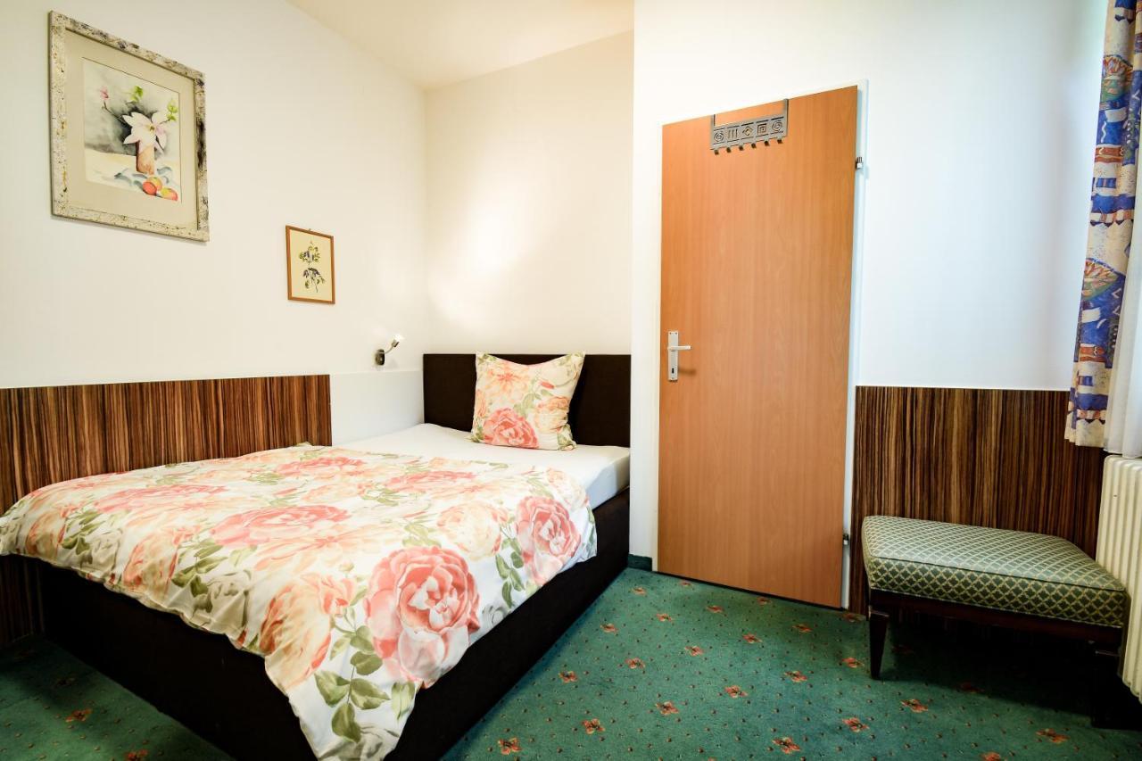 Gartenhotel Garni Pension B&B Innsbruck Ngoại thất bức ảnh